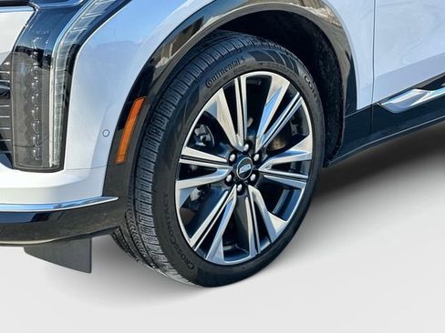 Used 2025 Cadillac Optiq Luxury 2 image 29