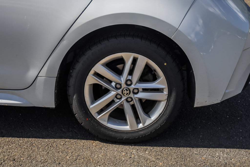 Used 2022 Toyota Corolla SE w/ SE Preferred Package FWD image 10