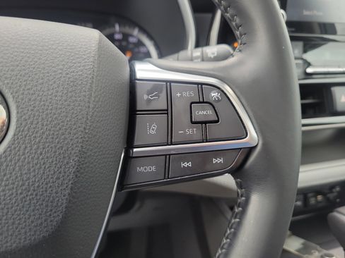 Used 2021 Toyota Highlander XLE image 26