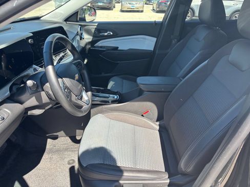 Used 2025 Chevrolet Trax LT w/ LT Convenience Package FWD image 24