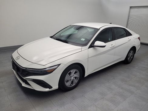Used 2024 Hyundai Elantra SE FWD image 2