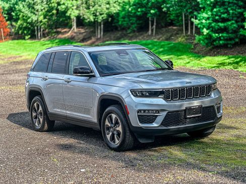 Used 2023 Jeep Grand Cherokee 4WD 4xe image 12