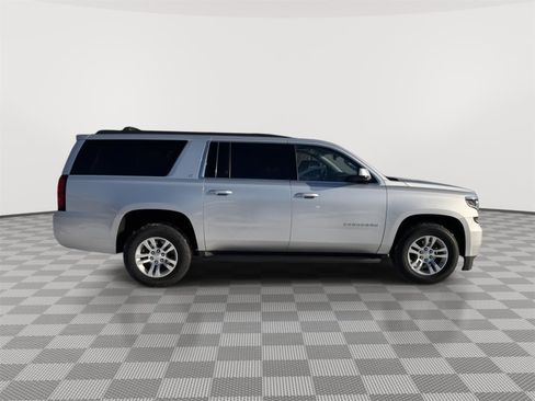 Used 2018 Chevrolet Suburban LT image 3