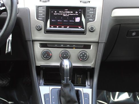 Used 2015 Volkswagen Golf TDI S image 12