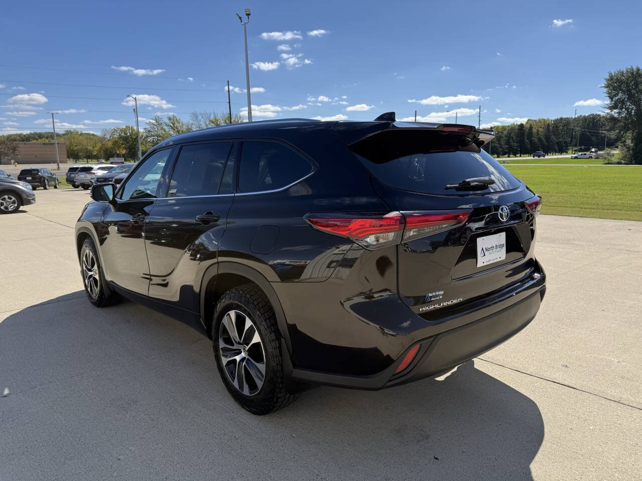 Used 2021 Toyota Highlander XLE AWD/4WD image 3