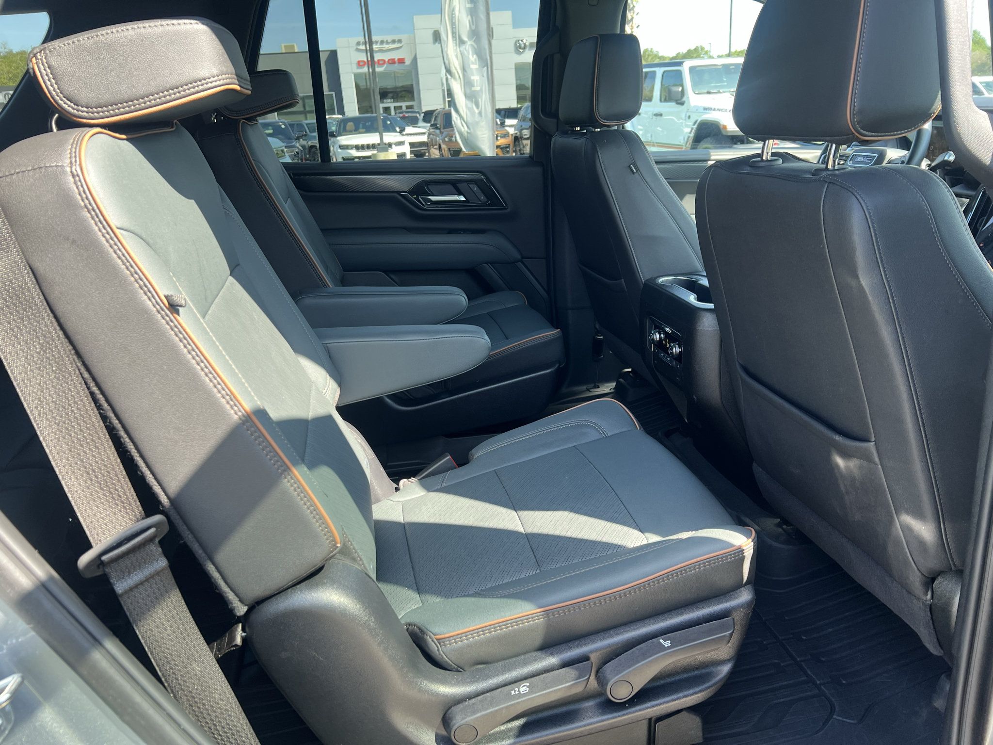 Used 2025 GMC Yukon AT4 w/ LPO, Get Active Package AWD/4WD image 13