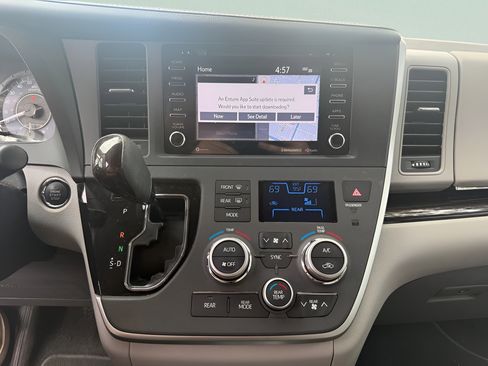 Used 2020 Toyota Sienna XLE w/ XLE Navigation Package FWD image 18