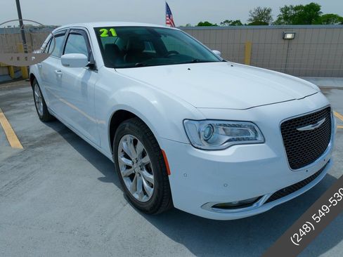 Used 2021 Chrysler 300 Touring L AWD/4WD image 2