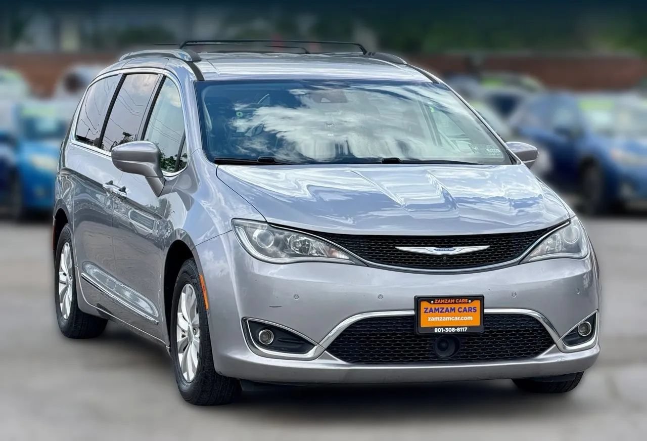 Used 2018 Chrysler Pacifica Touring-L w/ Advanced Safetytec Group FWD image 1