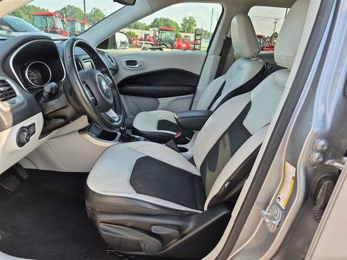 Used 2018 Jeep Compass Latitude FWD image 15