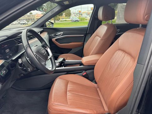 Used 2022 Audi e-tron Premium Plus image 5