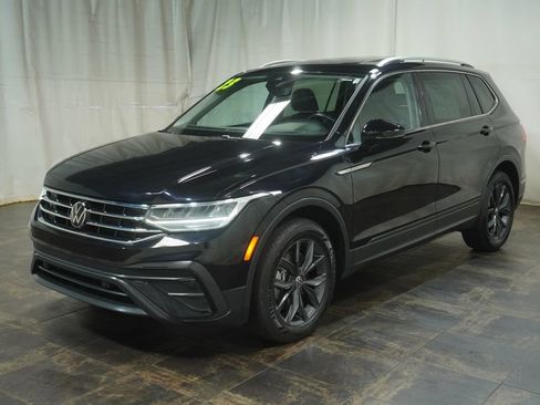 Used 2023 Volkswagen Tiguan SE w/ Panoramic Sunroof Package AWD/4WD image 2