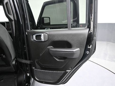 Used 2025 Jeep Wrangler Unlimited Rubicon w/ Convenience Group AWD/4WD image 36
