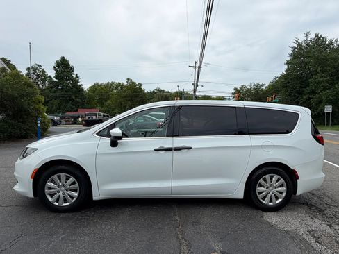 Used 2021 Chrysler Voyager L FWD image 7