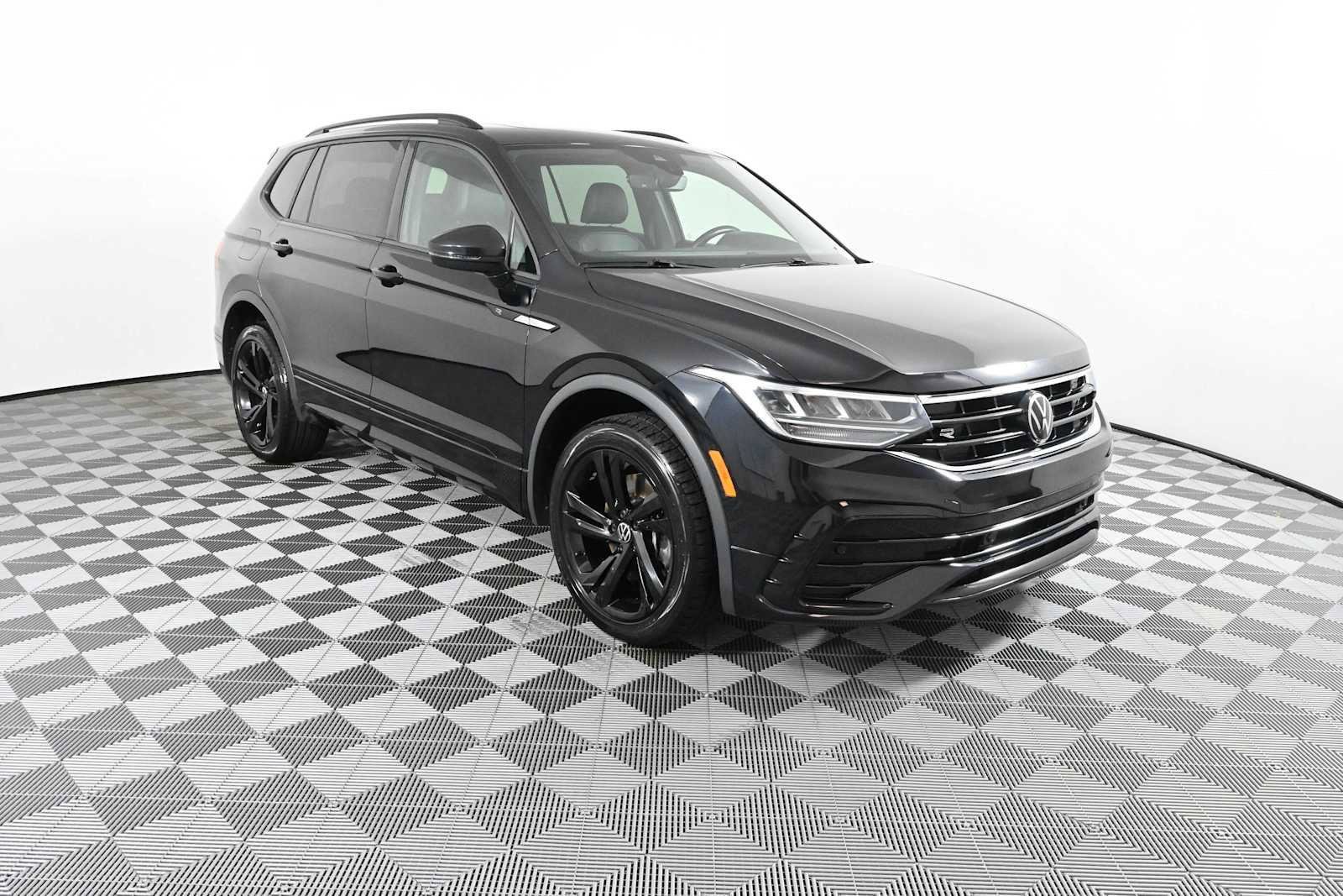 Certified 2023 Volkswagen Tiguan SE R-Line FWD image 1