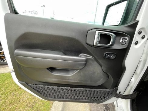 Used 2025 Jeep Gladiator Sport AWD/4WD image 13