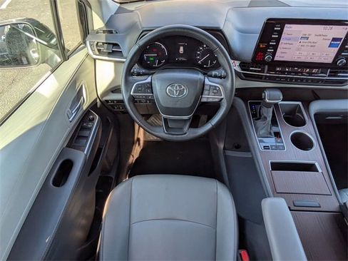 Used 2024 Toyota Sienna XLE image 17
