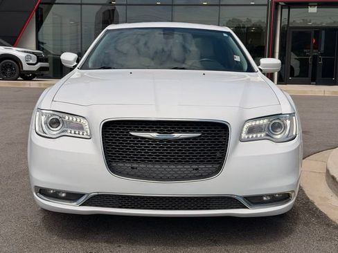 Used 2017 Chrysler 300 Limited w/ Value Package RWD image 6