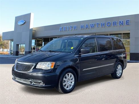 Used 2014 Chrysler Town & Country Touring image 3