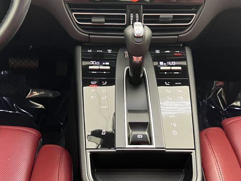 Certified 2025 Porsche Macan AWD/4WD image 20