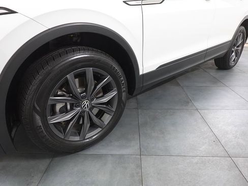 Used 2023 Volkswagen Tiguan SE w/ Panoramic Sunroof Package image 31