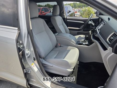 Used 2019 Toyota Highlander LE FWD image 20