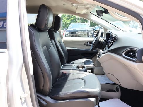 Used 2024 Chrysler Pacifica Touring-L FWD image 33