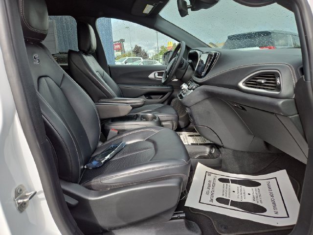 Used 2024 Chrysler Pacifica Limited FWD image 41