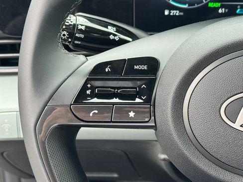 Used 2025 Hyundai Elantra Limited image 21