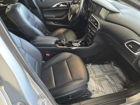 Used 2017 INFINITI QX30 Premium w/ Cargo Package image 4