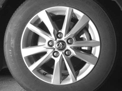 Used 2025 Toyota Camry LE image 13