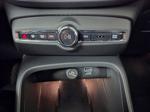 Used 2022 Volvo XC40 T5 R-Design w/ Advanced Package image 28