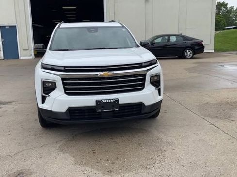 Used 2025 Chevrolet Traverse LT w/ Sun and Wheel Package AWD/4WD image 3
