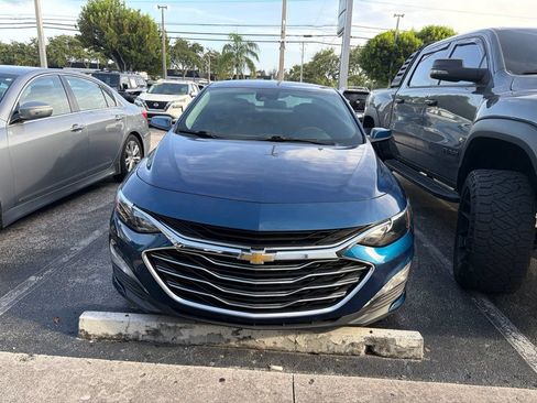 Used 2019 Chevrolet Malibu LT w/ Driver Confidence Package II FWD image 2