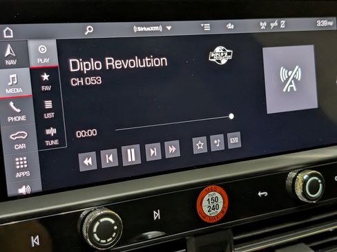 Certified 2025 Porsche Macan image 38