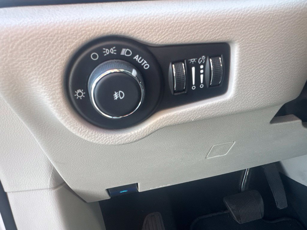 Used 2024 Chrysler Pacifica Touring-L FWD image 30