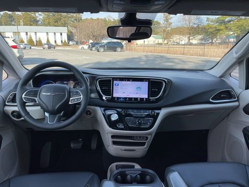 Used 2024 Chrysler Pacifica Touring-L image 8
