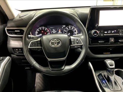 Used 2023 Toyota Highlander XLE AWD/4WD image 5