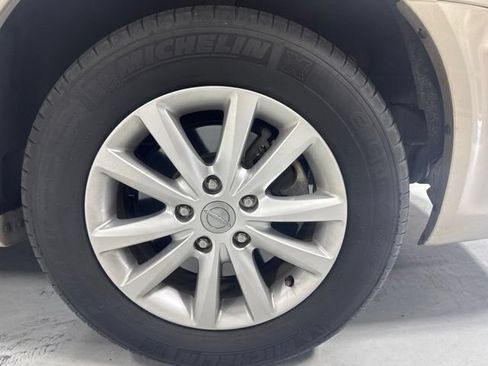 Used 2015 Chrysler Town & Country Limited Platinum FWD image 9