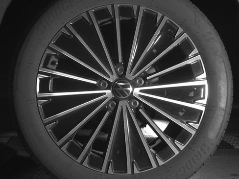 Used 2025 Volkswagen Taos SE image 14