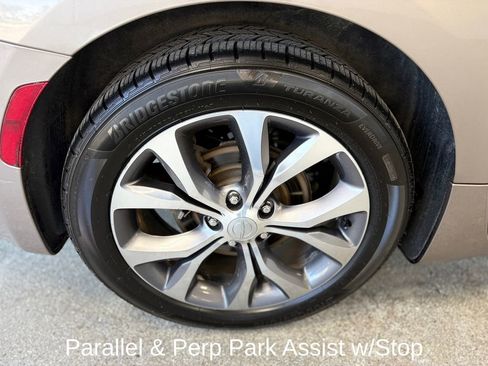 Used 2018 Chrysler Pacifica Limited w/ Tire & Wheel Group FWD image 23