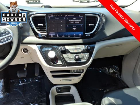 Used 2024 Chrysler Pacifica Touring-L FWD image 12