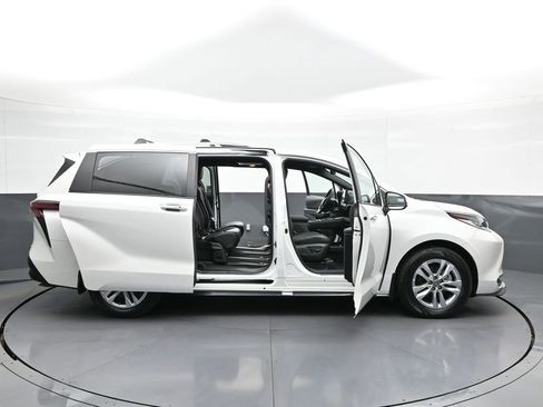 Certified 2025 Toyota Sienna Limited image 44