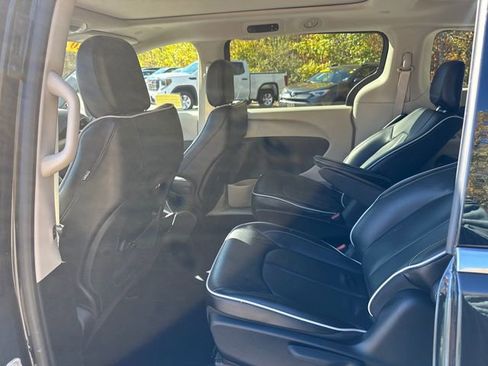 Used 2023 Chrysler Pacifica Limited image 20