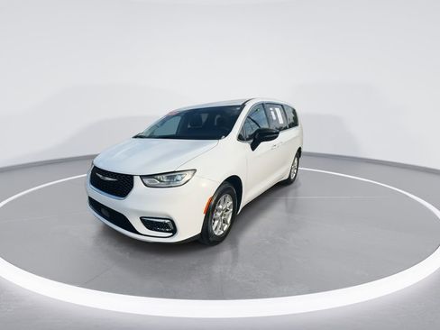 Used 2024 Chrysler Pacifica Touring-L FWD image 4