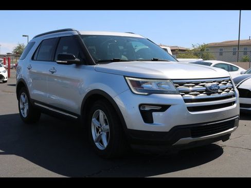 Used 2018 Ford Explorer XLT w/ Equipment Group 201A FWD image 4