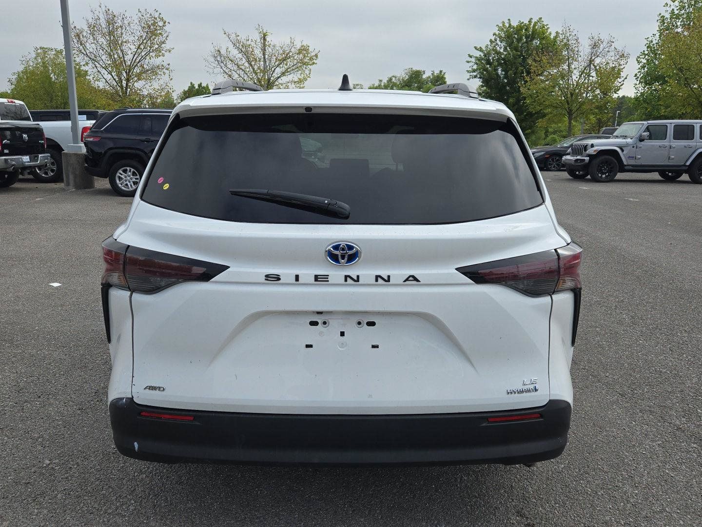 Used 2024 Toyota Sienna LE AWD/4WD image 6