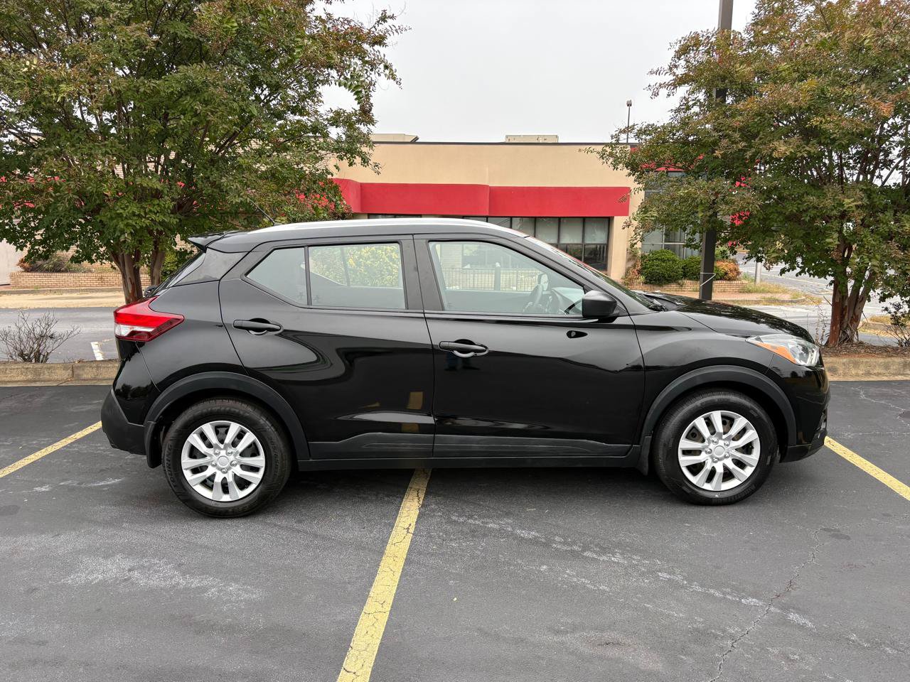Used 2019 Nissan Kicks S FWD image 4