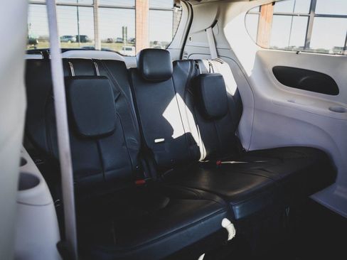 Used 2020 Chrysler Pacifica Touring-L image 32