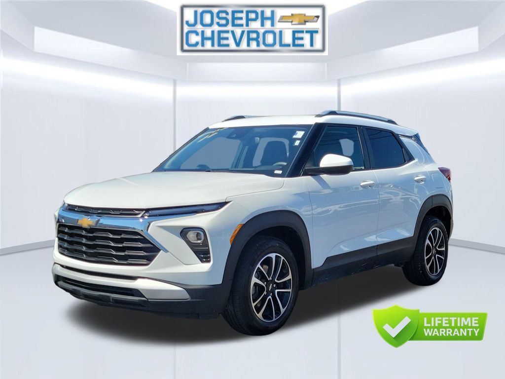 Used 2025 Chevrolet TrailBlazer LT FWD image 2